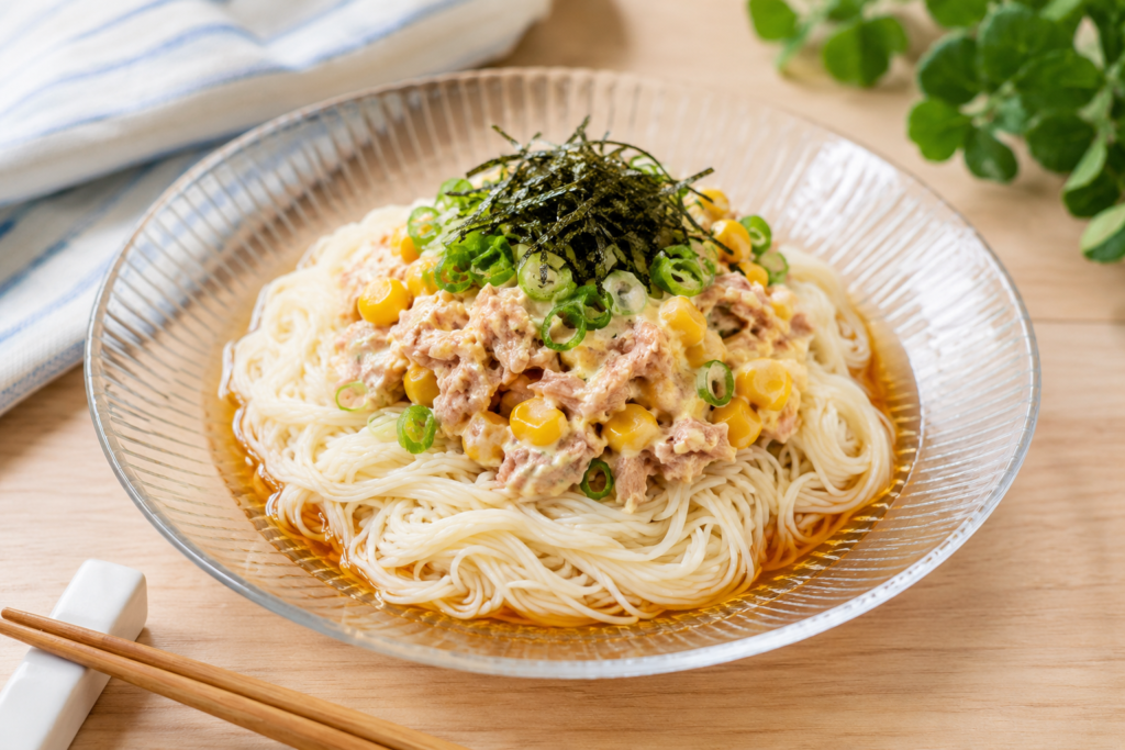 ツナ・コーン・マヨネーズをのせ、刻みのりと小ねぎをトッピングした冷たいツナマヨコーンそうめん