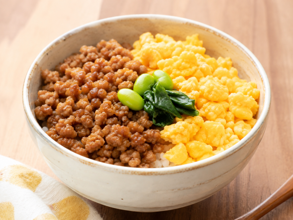 夏休みの昼ごはんにおすすめの甘辛そぼろと炒り卵、枝豆、青菜をのせた簡単そぼろ丼